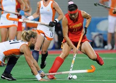 Tang Chunling (R) of China vies for the ball during women's gold medal match between China and the Netherlands at Beijing 2008 Olympic Games hockey event in Beijing, China, Aug. 22, 2008. The Netherlands won the match and grabbed the gold medal. (Xinhua/Li Yong)