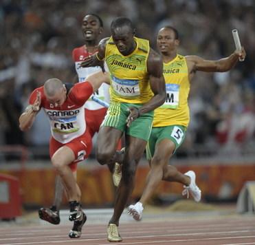 Jamaica's Usain Bolt (front) starts to run as teammate Michael Frater (back-R) arrives with the baton during the men's 4?00m relay final at the 