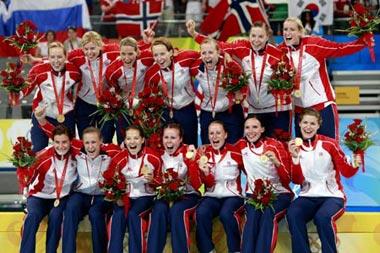 Gold medalists, the women's handball team of Norway, pose for group photo at the awarding ceremony of women's handball event of Beijing 2008 Olympic Games in Beijing, China, Aug. 23, 2008. Norway beat Russia and claimed the title in this event. (Xinhua Photo)