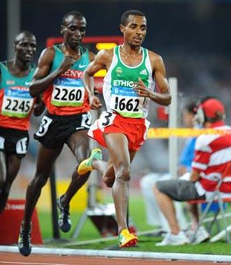 Kenenisa Bekele (R) of Ethiopia competes during the men's 5,000m final at the National Stadium, also known as the Bird's Nest, during Beijing 2008 Olympic Games in Beijing, China, Aug. 23, 2008. Kenenisa Bekele won the title and set a new Olympic record.(Xinhua Photo)
