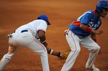 Lee Yongkyu (R) of South Korea competes during the Baseball gold medal game against Cuba at the Beijing Olympic Games in Beijing, China, Aug. 23, 2008. South Korea beat Cuba and won the gold. (Xinhua Photo)