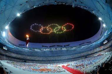 Photo taken on Aug. 24, 2008 shows fireworks in the shape of Olympic Rings at the National Stadium, or the Bird’s Nest, Beijing, capital of China. (Xinhua/Xu Jiajun)