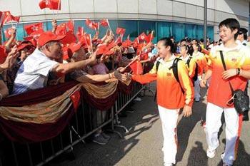 Mainland Olympic champions receive warm welcome in Hong Kong.