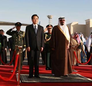 Visiting Chinese President Hu Jintao (L front) and Saudi Arabian King Abdullah bin Abdul-Aziz (R front) attend a welcoming ceremony upon Hu's arrival at the airport in Riyadh, Saudi Arabia, Feb. 10, 2009. (Xinhua/Ju Peng)