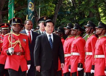 President Hu Jintao (C) and Tanzania President Jakaya Kikwete (3rd from left) review a guard of honour upon the visiting Chinese leader's arrival in the Tanzania's capital Dar es Salaam, February 14, 2009. [Xinhua]