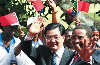 President Hu Jintao and his Tanzanian counterpart Jakaya Kikwete wave to people in Dar es Salaam, the Tanzanian capital, February 15, 2009. [Agencies]