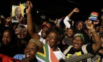 ANC supporters chant slogans during victory celebrations at Nasrec in Johannesburg, April 24, 2009. South Africa's ruling African National Congress claimed victory on Friday in a general election that will make party leader Jacob Zuma president.REUTERS/Siphiwe Sibeko (SOUTH AFRICA POLITICS ELECTIONS) 