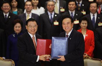 The mainland-based Association for Relations Across the Taiwan Straits (ARATS) President Chen Yunlin (R) and the Taiwan-based Straits Exchange Foundation (SEF) Chairman Chiang Pin-kung attend a signing ceremony in Nanjing, east China's Jiangsu Province, on April 26, 2009.(Xinhua/Sun Can)