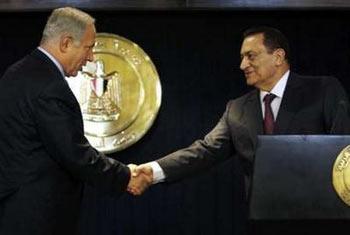 Egyptian President Hosni Mubarak (R) shakes hands with Israel's Prime Minister Benjamin Netanyahu during a news conference in the Red Sea resort of Sharm el-Sheikh May 11, 2009. REUTERS/Amr Abdallah Dalsh