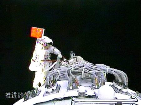 China's first spacewalker Zhai Zhigang "walked" a total length of 9,165 kilometers in space during the country's maiden extra-vehicular activity which lasted about 20 minutes Saturday afternoon, according to experts' calculation.