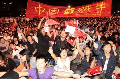 Chinese people celebrate successful closing of Beijing Olypmic Games