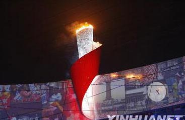 <br><br>Beijing Olympic cauldron is lit up by Li Ning