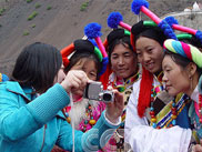 記者與藏族同胞同看照片