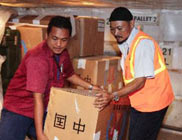 工作人員搬運中國救援設備