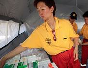 中國救援隊在帳篷裏安放藥品
