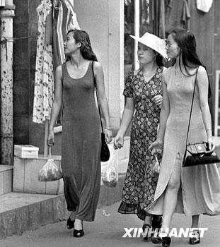 Eté 1994 à Chengdu (sud-ouest). A cette époque-là, les femmes qui portaient ce type de vêtements étaient considérées comme audacieuses.