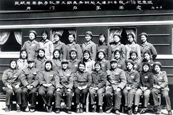 Les hôtesses de l'air en uniforme dans les années 1970.