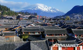 La ville de Lijiang qui se situe près du Mont Yulong (2006)