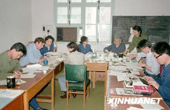 Au début du lancement de China Daily, le personnel de la rédaction en plein travail.