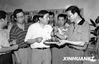 29 juillet 1997 : lors de l'inauguration de la zone de démonstration agricole de Yangling, un technicien présente une nouvelle variété de légume, fruit de la recherche technique et scientifique.