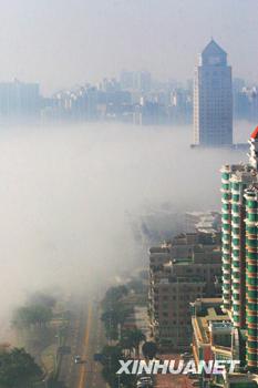 La rue des amoureux de Zhuhai sous la brume (photo prise le 13 janvier 2006).