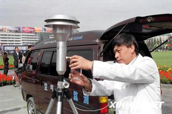 14 octobre 2000 : un technicien du centre de surveillance de l'environnement de Chengdu en train de tester la qualité de l'air.