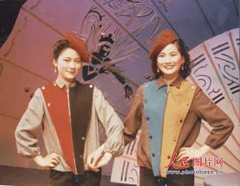 1983 : la première agence de mannequins de Chine donne une représentation à Beijing.