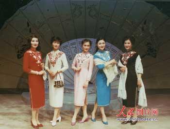 1983 : la première agence de mannequins de Chine donne une représentation à Beijing.