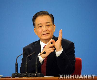 El primer ministro chino, Wen Jiabao, responde a cuestiones durante una conferencia de prensa celebrada tras la reunión de clausura de la Segunda Sesión de la XI Asamblea Popular Nacional (APN, parlamento) de China en el Gran Palacio del Pueblo en Beijing. 