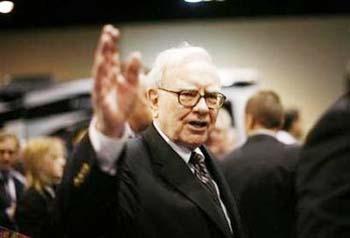 Billionaire financier and Berkshire Hathaway Chief Executive Warren Buffett greets shareholders during the Berkshire Hathaway Annual Shareholders meeting in Omaha, Nebraska in this May 3, 2008 file photo.