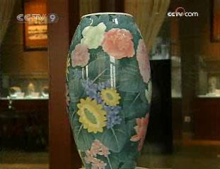 The porcelain painted all Mr. Huang's workshop.