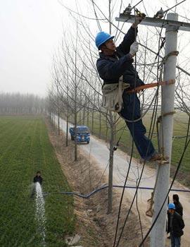 China's state-owned electricity and oil companies are making every effort to ensure sufficient supplies are available for the country's drought relief work. 