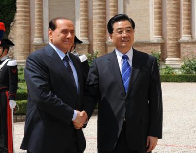 Chinese President Hu Jintao (C Front) meets with Italian Prime Minister Silvio Berlusconi (L Front) in Rome, capital of Italy, July 6, 2009.(Xinhua/Huang Jingwen)