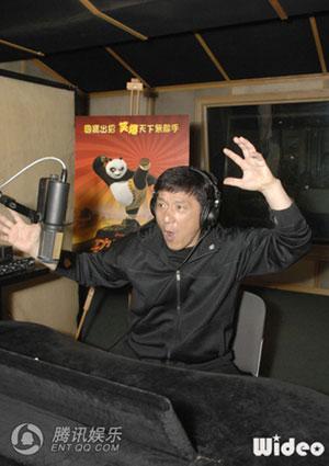 Hong Kong action hero Jackie Chan lends his voice to the animated film Kung Fu Panda on Tuesday, June 17, 2008. Both Jackie and his son Jaycee, a budding singer, worked together for the first time to play characters in the DreamWork animation. [Photo: ent.qq.com]