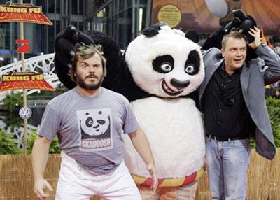 U.S. actor Jack Black (L) and German actor Hape Kerkeling pose as they arrive for the screening of the animated film "Kung Fu Panda" in Berlin June 23, 2008. The movie directed by Mark Osborne and John Stevenson opens in German cinemas on July 3, 2008.(Xinhua/Reuters Photo)