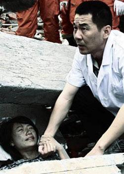 Mainland actor Chen Jianbin tries to save a child buried under the debris in a recent released film still from a film about the devastating May 12 earthquake. [Photo:ent.sina.com.cn]