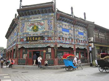 On West Liulichang Street, the first shop greets you is Hua Xia Painting and Calligraphy Society that features the four treasures of study, Shou Shan stone seals, traditional Chinese paintings and calligraphical works. 