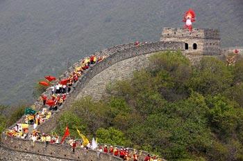 An activity about Beijing Olympic Games was held at the Mu Tianyu Great Wall.(photo souce: Beijing 2008.cn)