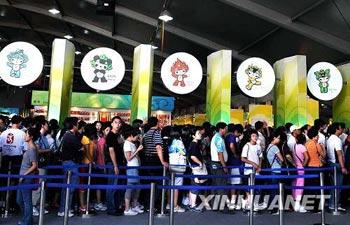 Tourists queue to buy souvenirs at a shop in Beijing's Olympic Park on Friday, August 22, 2008. [Photo: Xinhuanet]