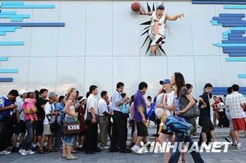Tourists queue to enter an exhibition center in Beijing's Olympic Park on Friday, August 22, 2008. [Photo: Xinhuanet]