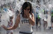 Visitors cool off in fountain outside Bird´s Nest