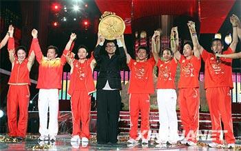 Pop king Jacky Cheung (C) and several Olympic champions celebrate the accomplishments of the Chinese athletes during the Beijing Olympics on August 23, 2008. [Photo: Xinhuanet]