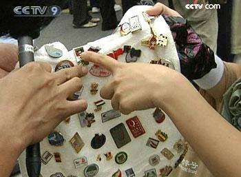 Crowds of avid collectors gathered in Beijing for the games, seeking rare and precious bits of memorabilia.(Photo: CCTV.com)