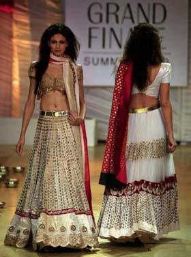 Models present creations by designer Anamika Khanna during the grand finale of Lakme fashion week in Mumbai March 31, 2009.(Xinhua/Reuters Photo)