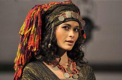 A model presents a creation by designer Amina Al Jassim at the Arabian Fashion World in London April 6, 2009.(Xinhua/Reuters Photo)