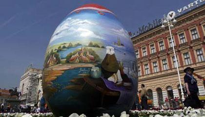 A huge hand-painted Easter egg is displayed in Zagreb's main square April 6, 2009.(Xinhua/Reuters Photo)