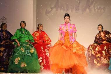 South Korean singer and actress Jang Nara (2nd R) performs on the runway as a guest model during the 2009 South Korean Fashion and Textile Expo in Shanghai, east China, April 22, 2009. (Xinhua/Zhu Liangcheng)