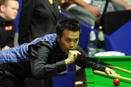 Marco Fu competes against Shaun Murphy at 2009 World Snooker Championship