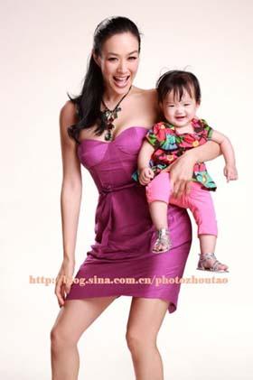 Renowned photographer Zhou Tao recently posted on his blog a glamorous photo spread featuring Hong Kong actress Christy Chung and her adorable baby daughter. Christy Chung has already shed off some weight and showed off her new trim figure in the photos. [Photo: blog.sina.com.cn/photozhoutao]