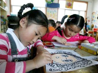 Kids draw pictures of their mothers, at Yixiu kindergarten in Suzhou, east China's Jiangsu Province, May 8, 2009, to celebrate the Mother's Day, which falls on May 10 this year.(Xinhua/Hang Xingwei)